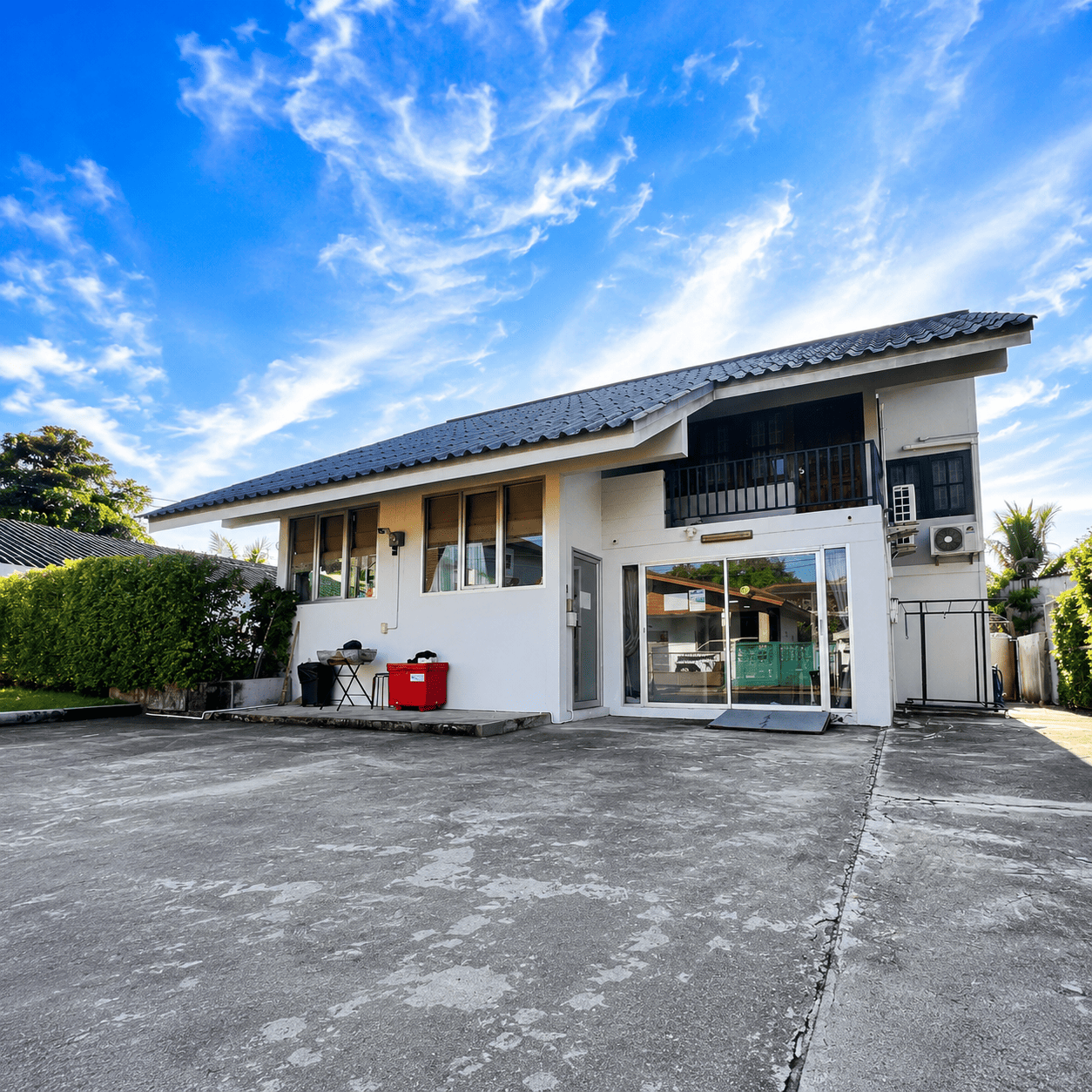 Villa Garden & Carpark